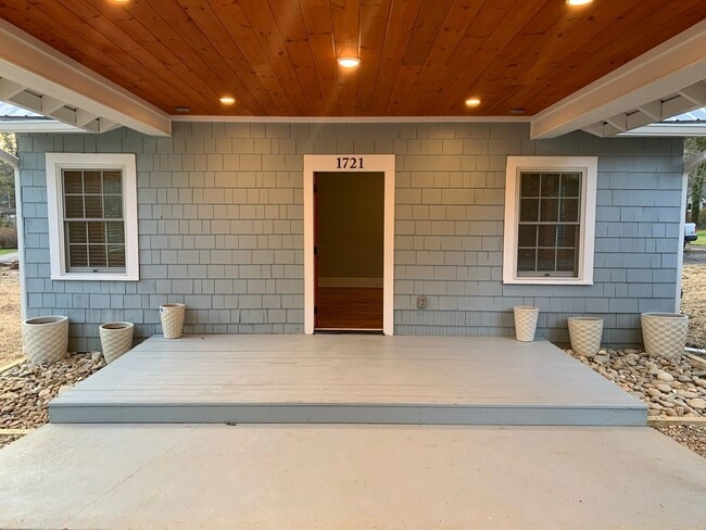 Building Photo - Charming Flat Rock Bungalow