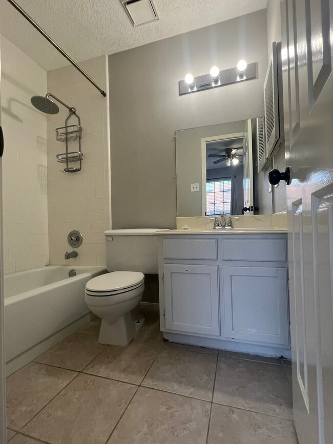 Building Photo - 736 Country Pl Dr