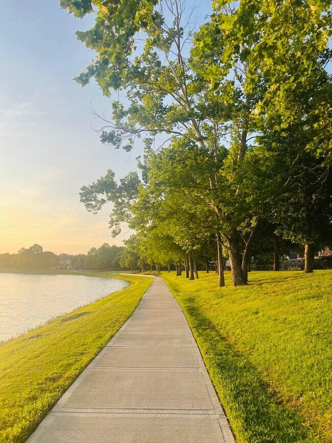 Building Photo - 4114 Fisher Lake Dr