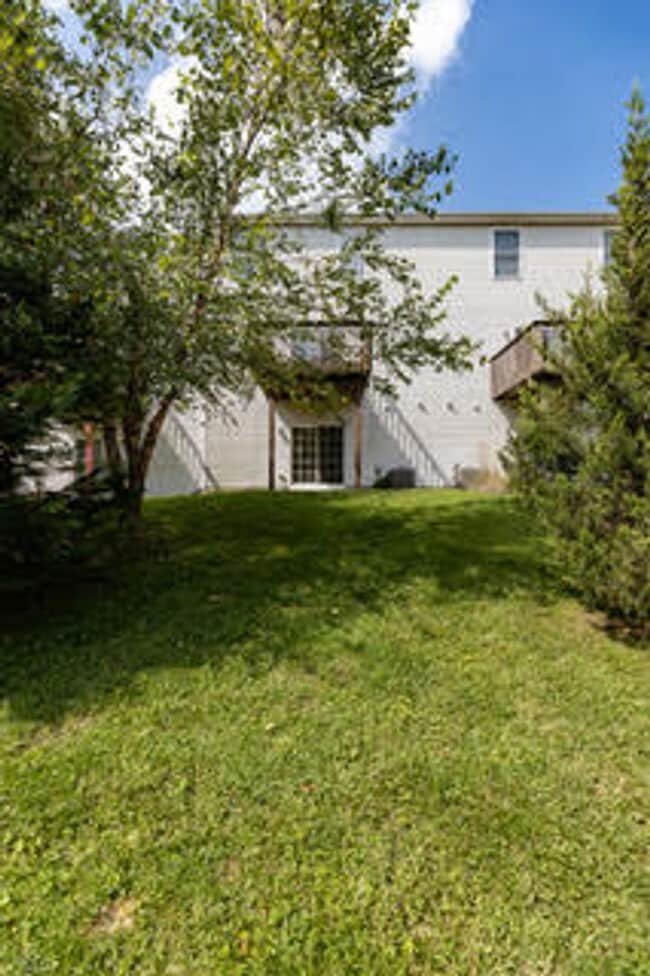 Building Photo - Spacious, Large, Luxury 3 Bedroom Townhous...