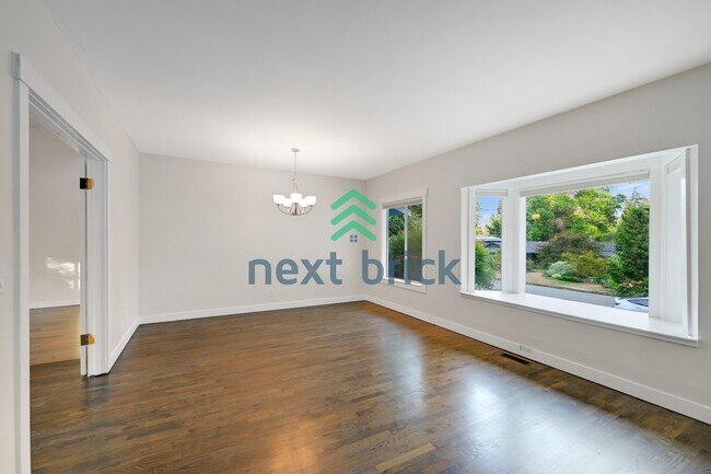 Building Photo - "Charming Bellevue 4-Bed Oasis with 2 Baths - Spacious 1560 Sq Ft Retreat!"