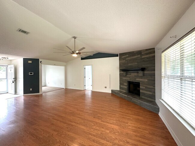 Building Photo - 139 Steeplechase Dr