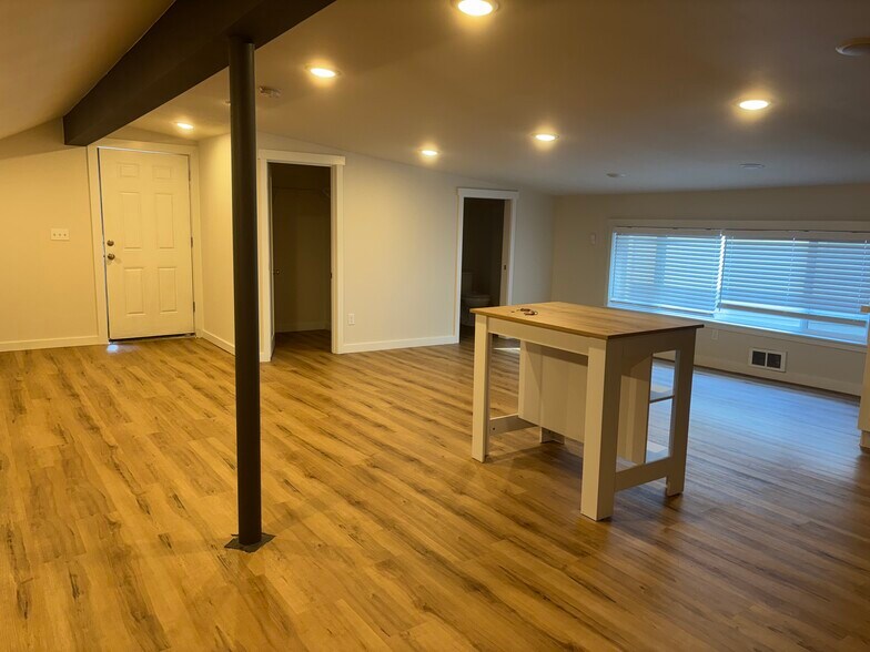 Building Photo - 2505 NE 140th St