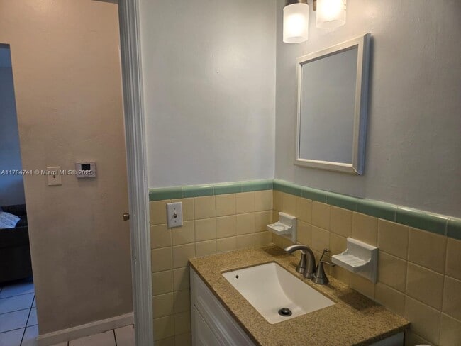 Building Photo - 1152 Bayview Dr