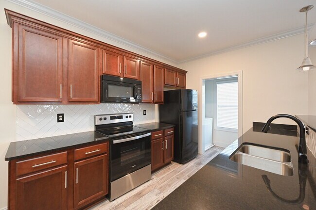 Building Photo - Spacious Germantown Gem!