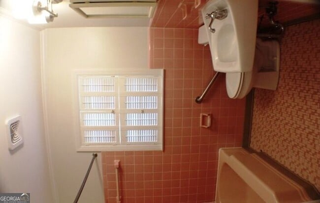 Building Photo - 106 Oakhurst St
