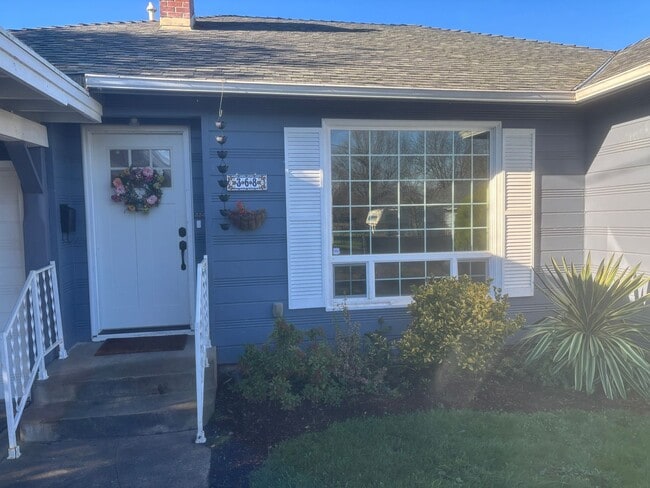 Building Photo - Charming 3 Bedroom 1 Bath single story home, with large yard