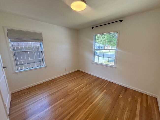 Building Photo - 2 Bedroom home located in Long Beach now available!