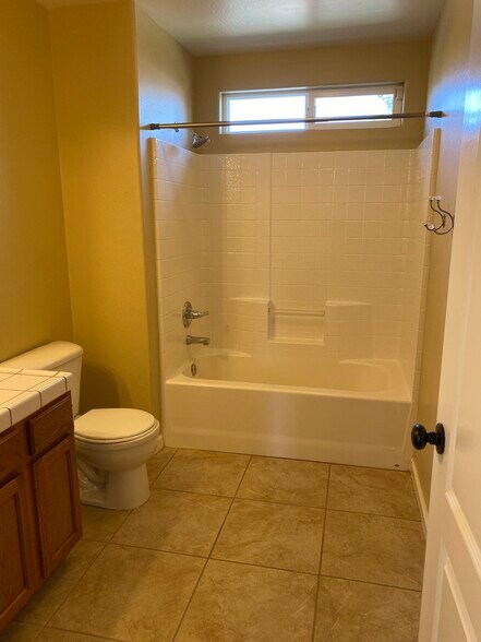 Hallway bath - 11018 Sonoma Creek Ct