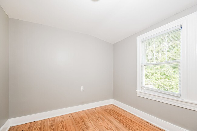 Building Photo - 4 bedroom / 1.5 bath in West Ashley ~ Move-in Today!