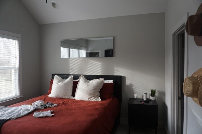 Building Photo - 509 Rosedale Ave E