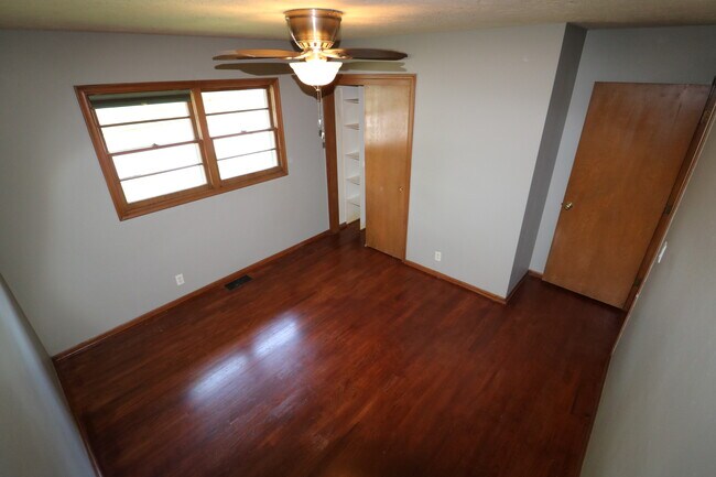 Building Photo - 1409 Thomas Dr