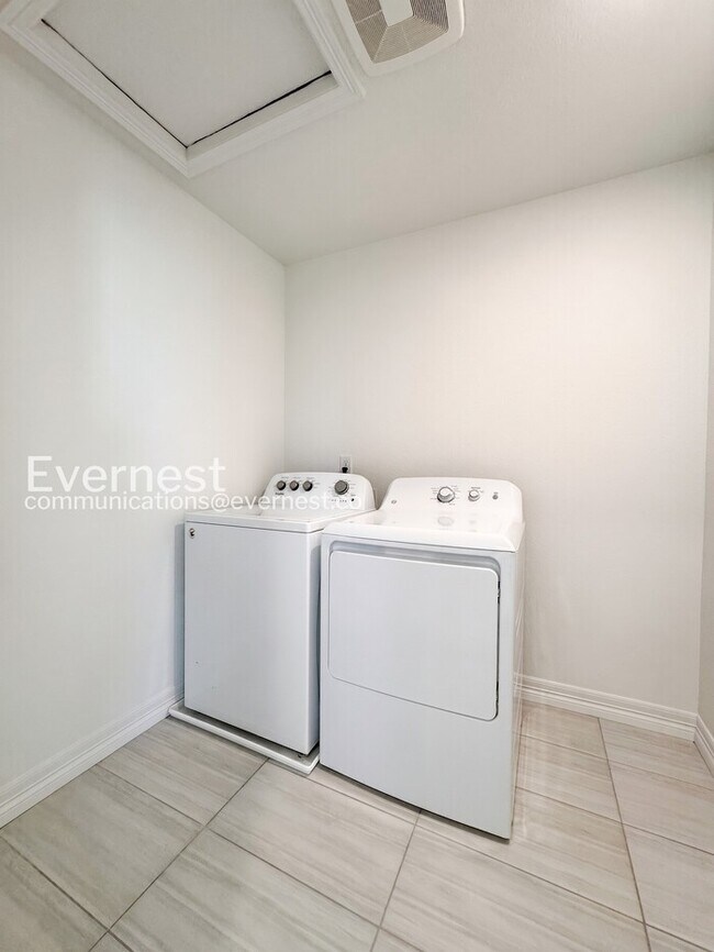 Building Photo - 4 bed/2.5 bath Stunning Single Family Home with Modern Amenities