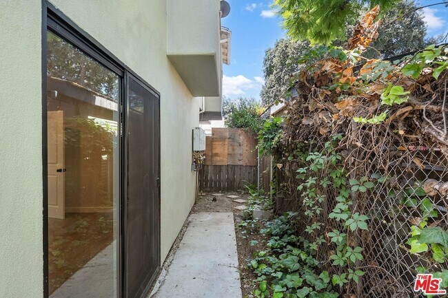 Building Photo - 2231 Laverna Ave