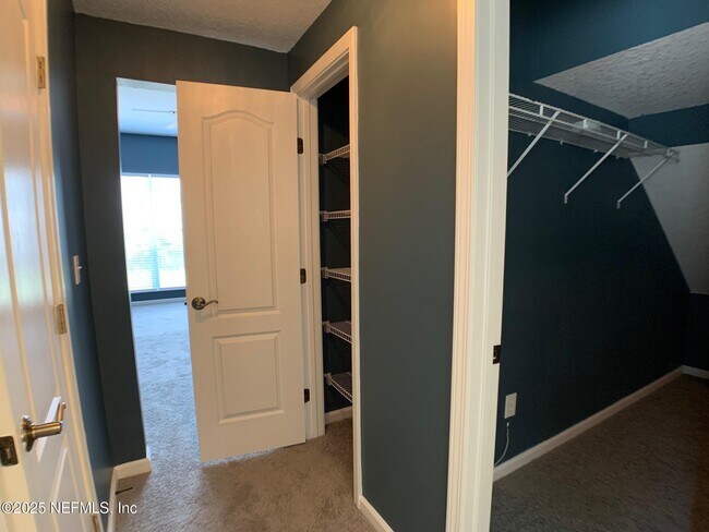 Building Photo - 647 Acorn Chase Dr