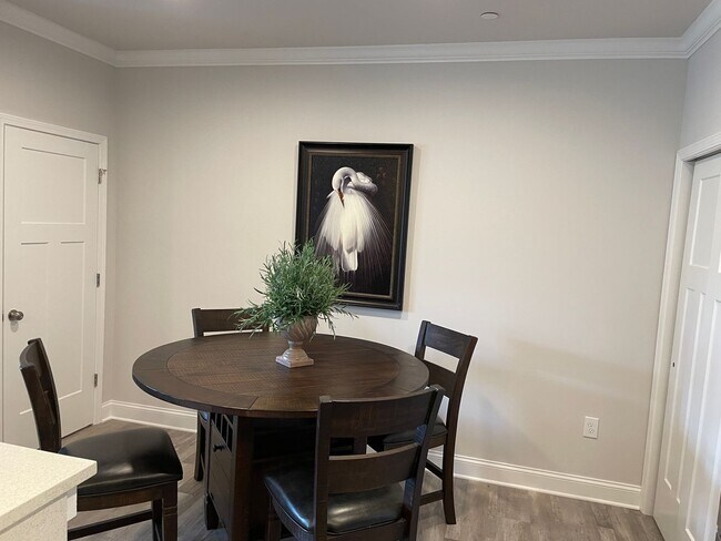 Building Photo - 303 W Creek Ln