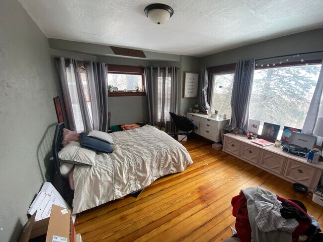 Building Photo - AVAILABLE NOW - Large 4 bedroom in Lakesid...