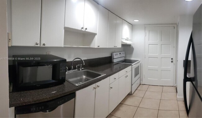 Building Photo - 8500 SW 109th Ave