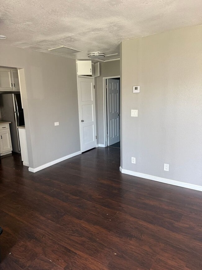 Building Photo - 1/2 off 1st Months Rent!!!!