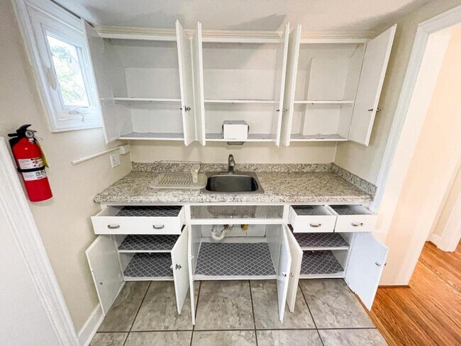 Building Photo - 705 E Seneca St