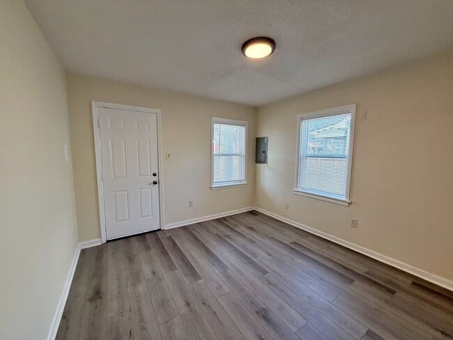 Building Photo - Recently renovated 1 Bedroom Duplex Ready For Move-In!! - Binghampton