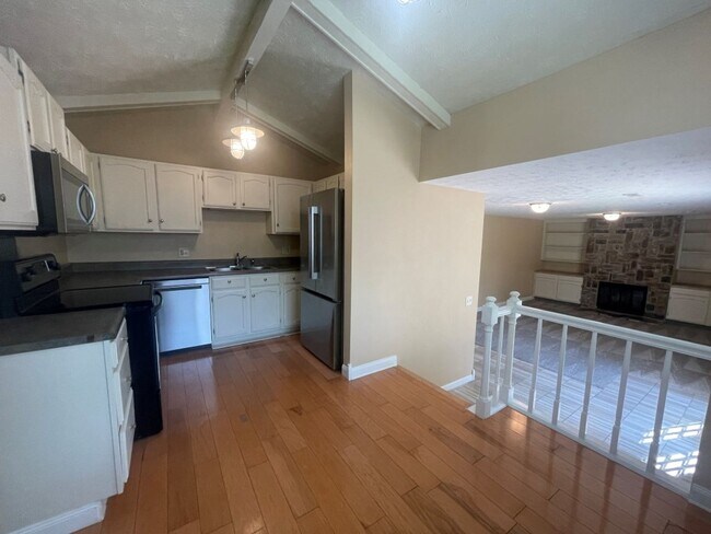 Building Photo - Bellevue Home For Rent!