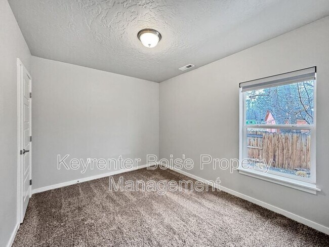 Building Photo - 4265 N Reed Ln