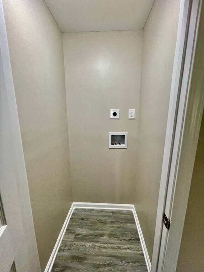 Building Photo - Spacious 5 Bedroom 2 Bath. This Home is Located in the Smallwood Community.