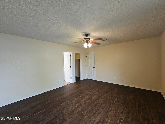 Building Photo - 10909 Northview Dr