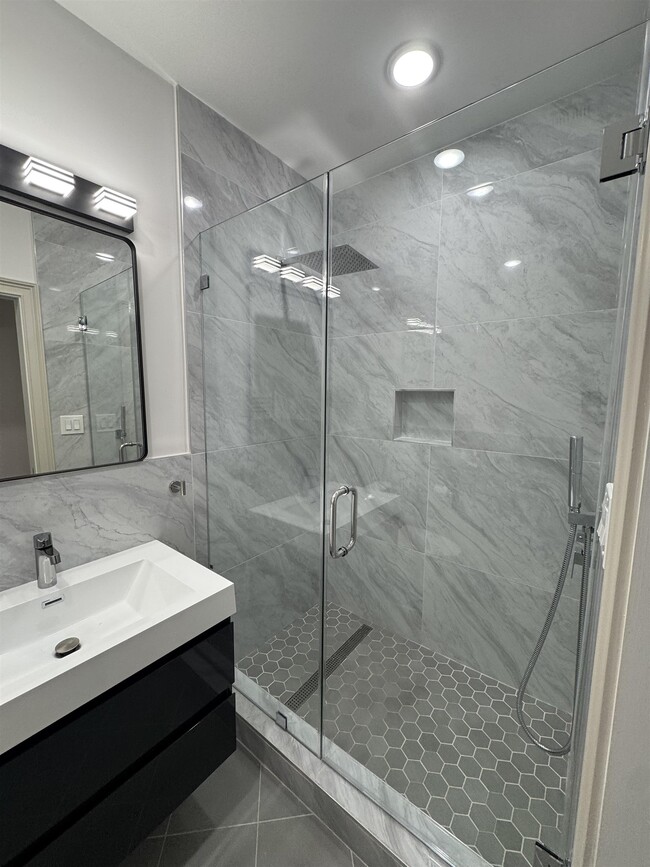 Building Photo - 315 25th St