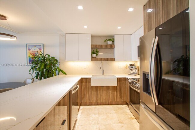 Building Photo - 3725 S Ocean Dr