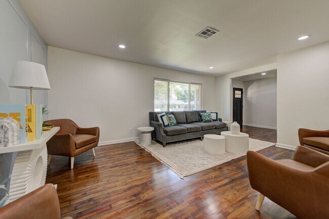 Building Photo - Fully Renovated 4 Bed, 2 Bath Just Minutes from Campus