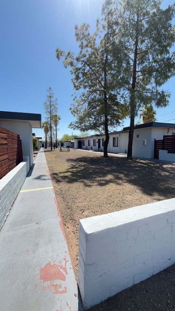 Building Photo - MOVE IN SPECIAL - 500.00 OFF SECOND MONTH'...