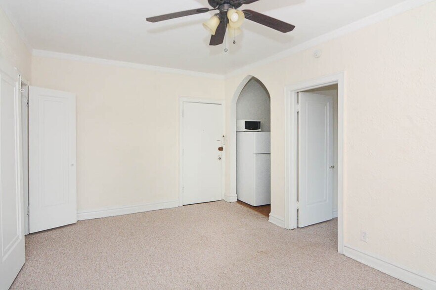 Building Photo - 4842 N Damen Ave
