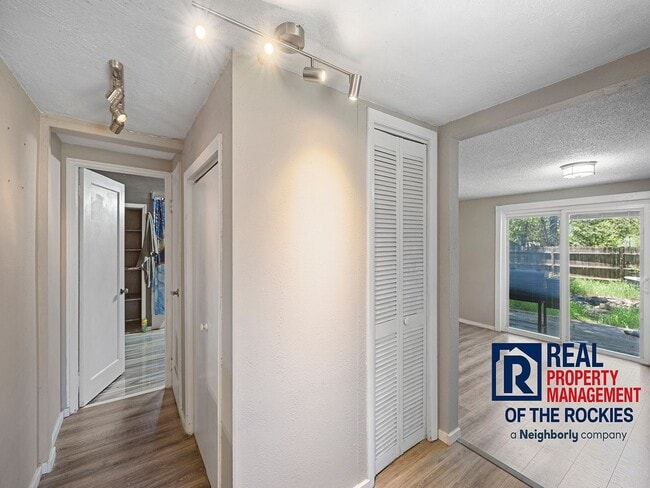 Building Photo - 2 Bed, 2 Bath with Yard, Parking & Laundry...