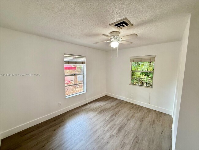 Building Photo - 1406 Arpeika St