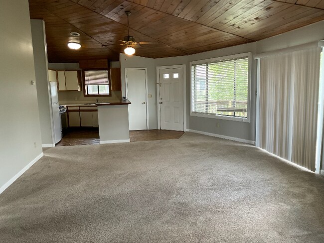 Building Photo - 216 Knoll Dr