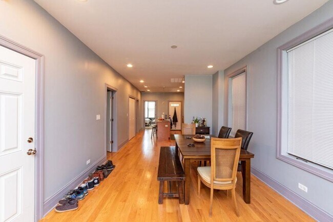Building Photo - 3 bedroom in Chicago IL 60622