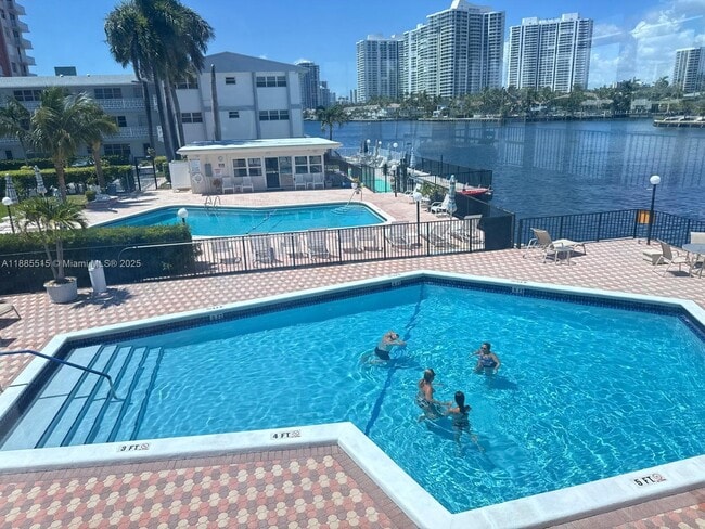 Building Photo - 3113 S Ocean Dr
