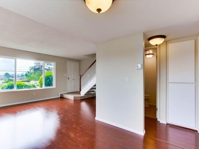 Building Photo - Awesome Townhome w/ 3 bedroom