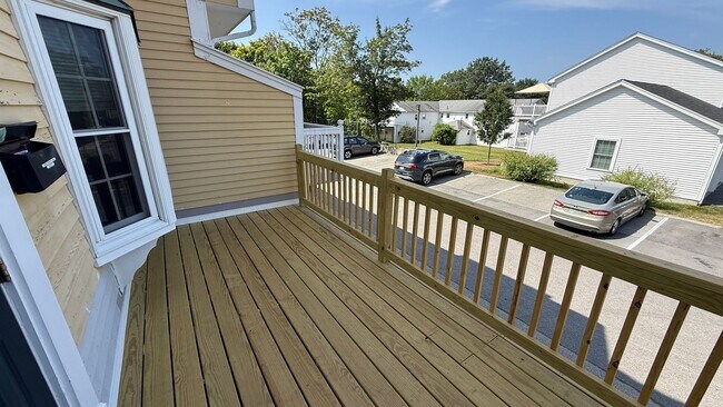 Building Photo - 2 BR with hardwood, private entrance/deck,...