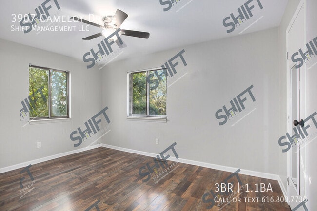 Building Photo - 3907 Camelot Dr SE