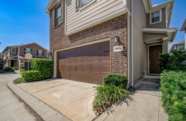 Building Photo - 10214 Pinewood Fox Dr