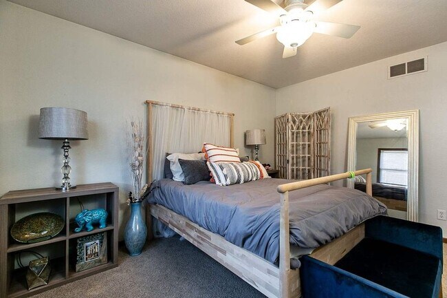 Building Photo - 2139 Hummingbird Dr
