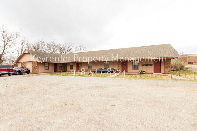 Building Photo - 1421 W Lillian St