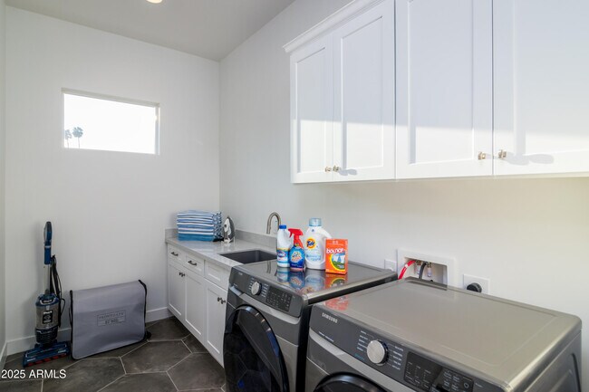 Building Photo - 10 W Frier Dr