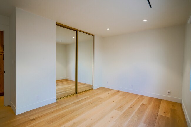 Building Photo - 1800 Oriole Dr