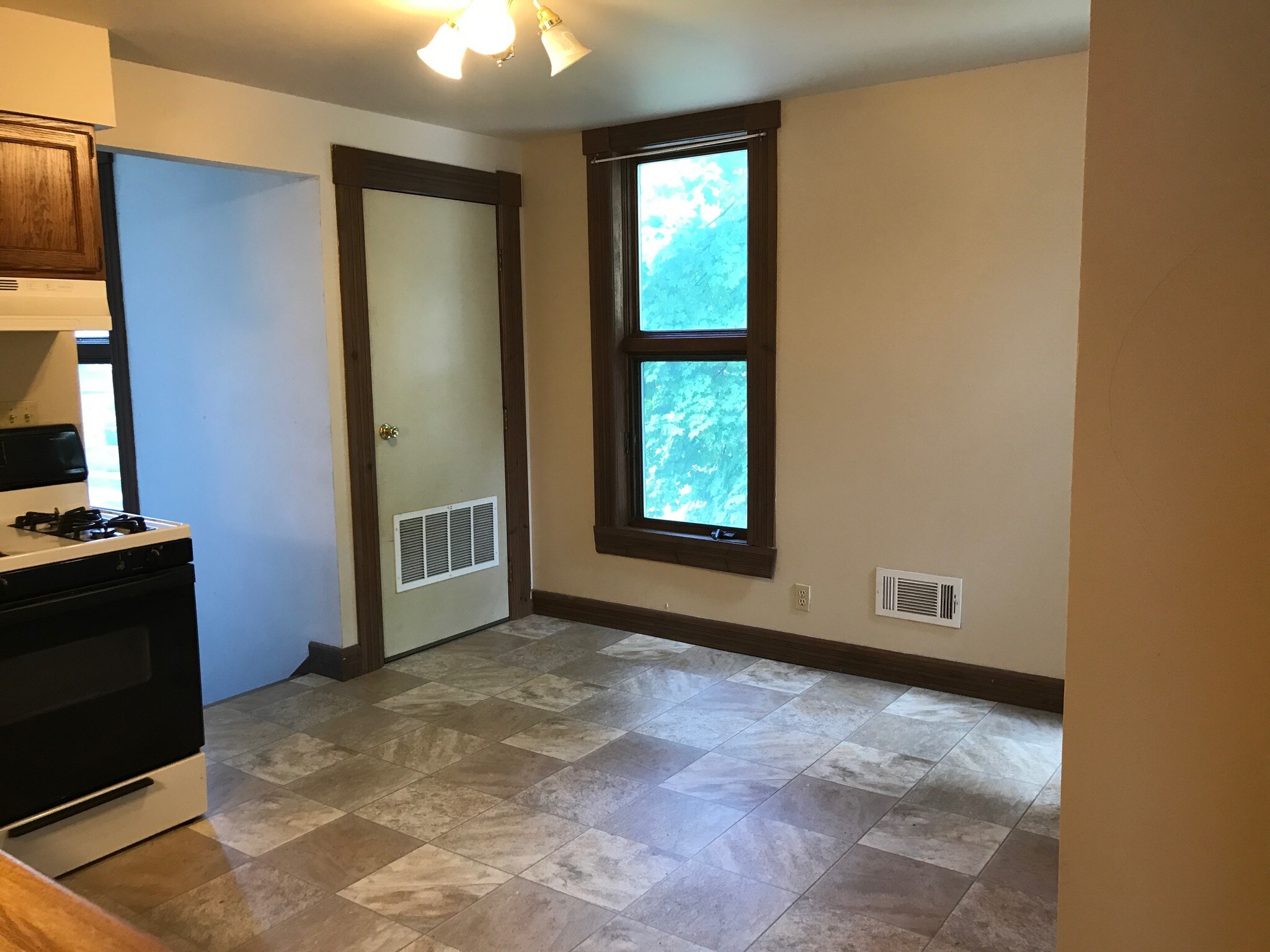 Kitchen and Stove - 2597 N Murray Ave