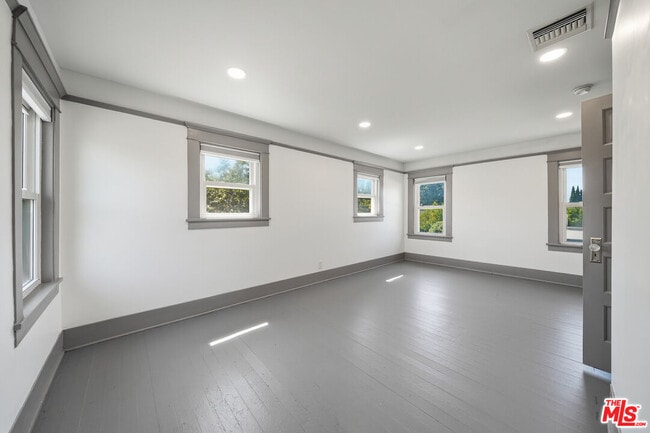 Building Photo - 613 N Lucerne Blvd
