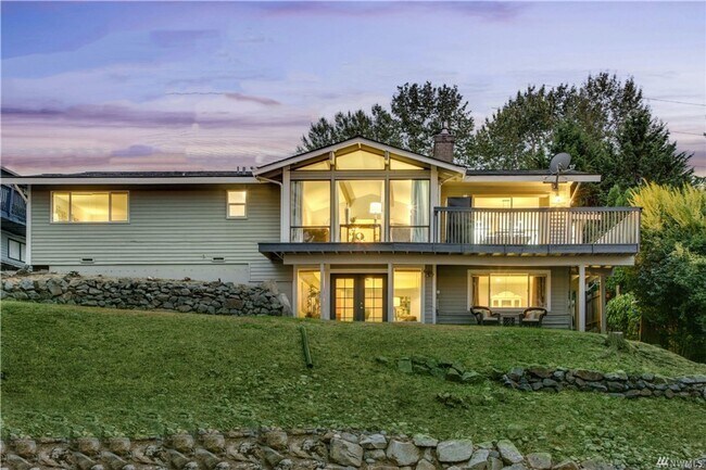 Building Photo - 2323 - Jones